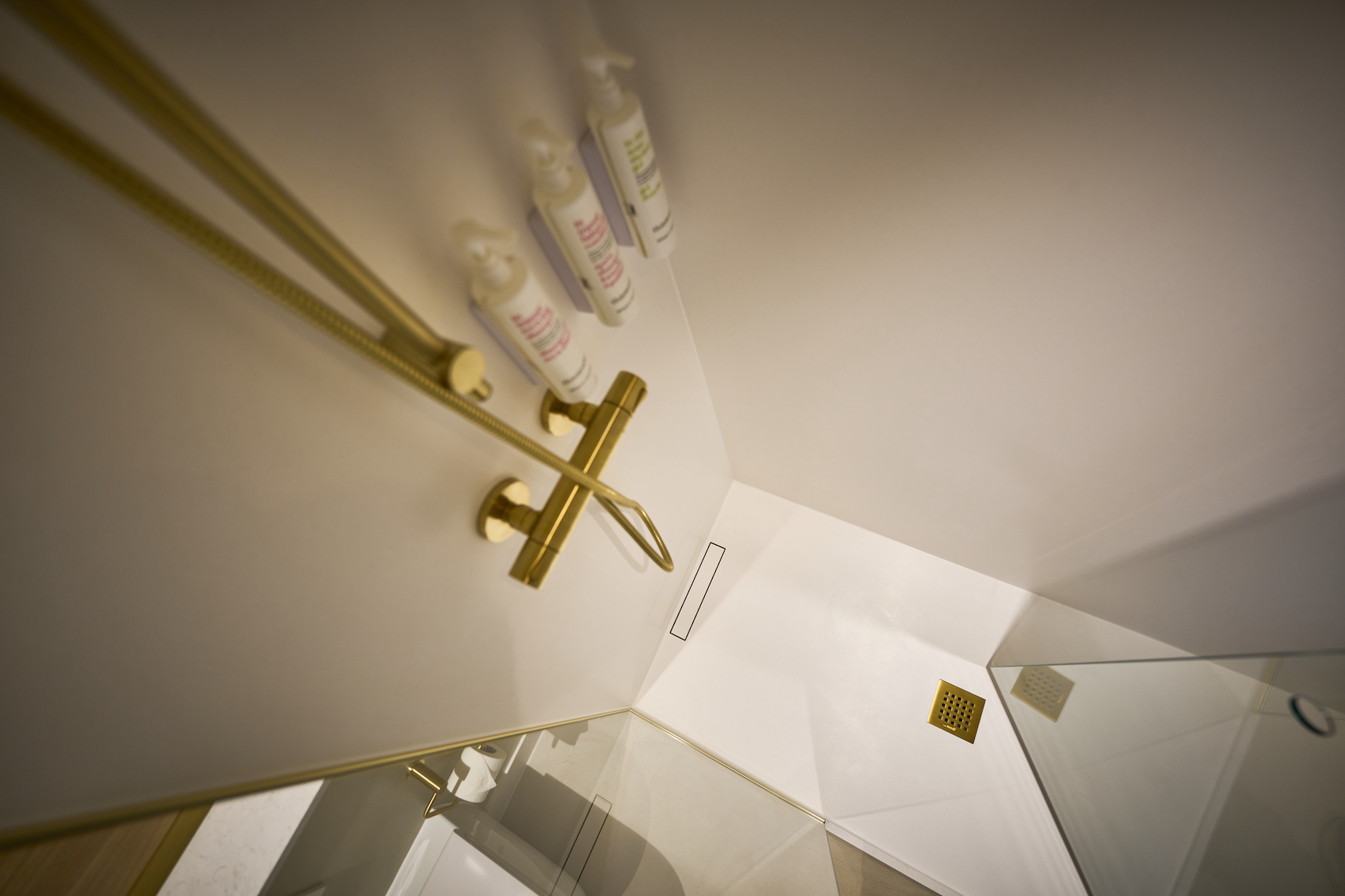 Bathtub to shower – a smart solution with a tailored Plug & Play system from wedi