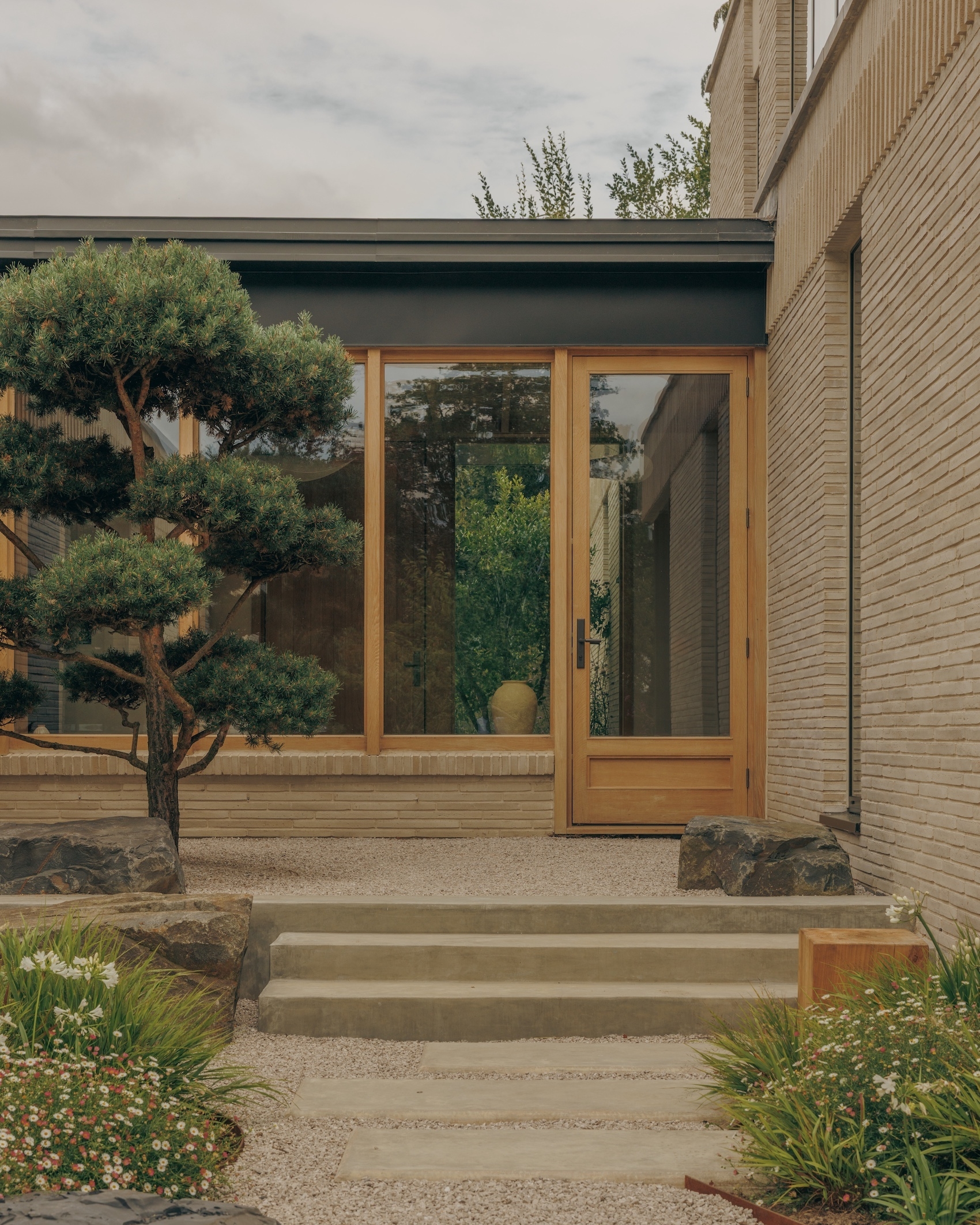 House-Of-EM-Skylark-Photographer-Richard-Gaston-10